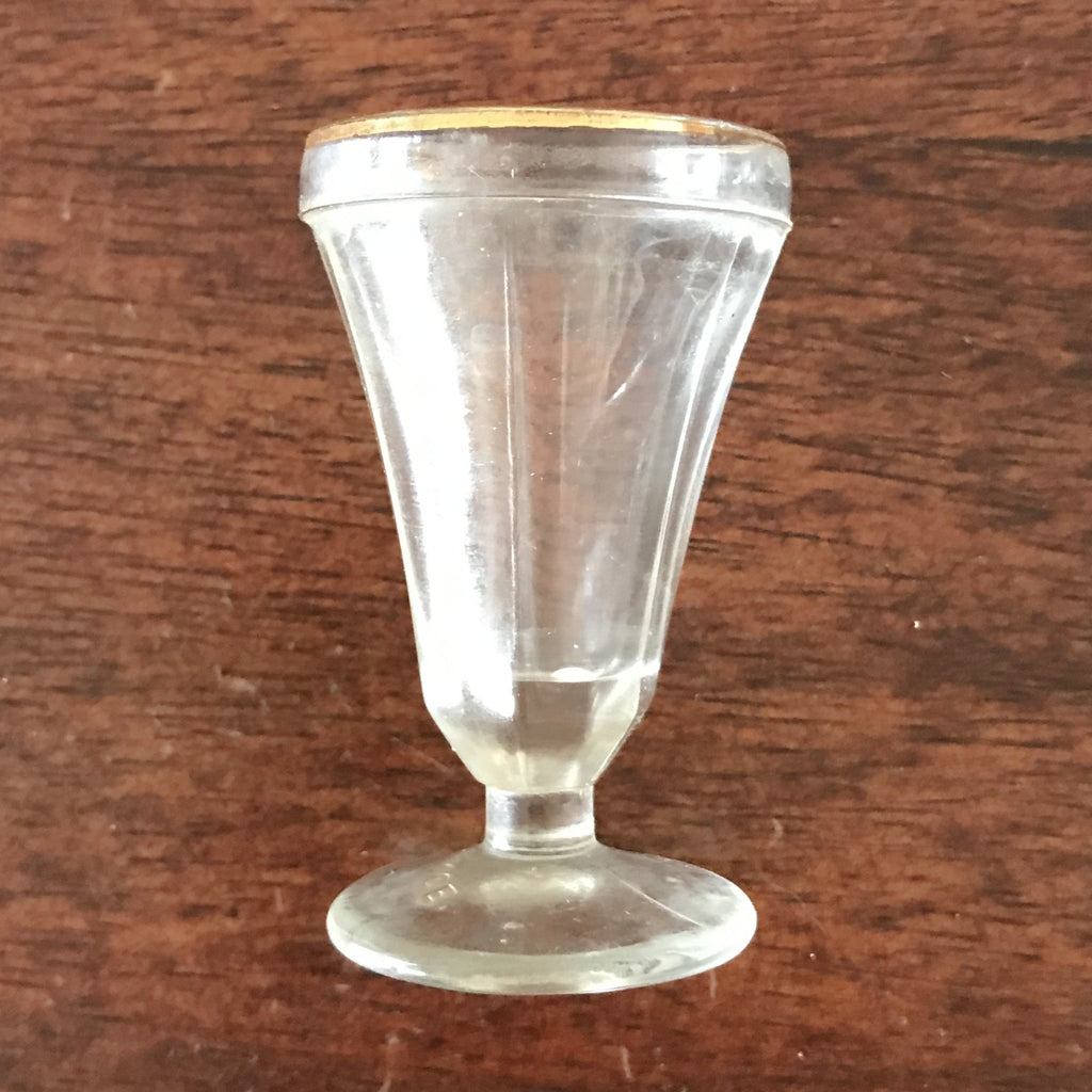Lot de 10 petits verres à digestif ou à liqueur sur pied Art Déco en verre moulé liseré doré par Hello Broc brocante en ligne