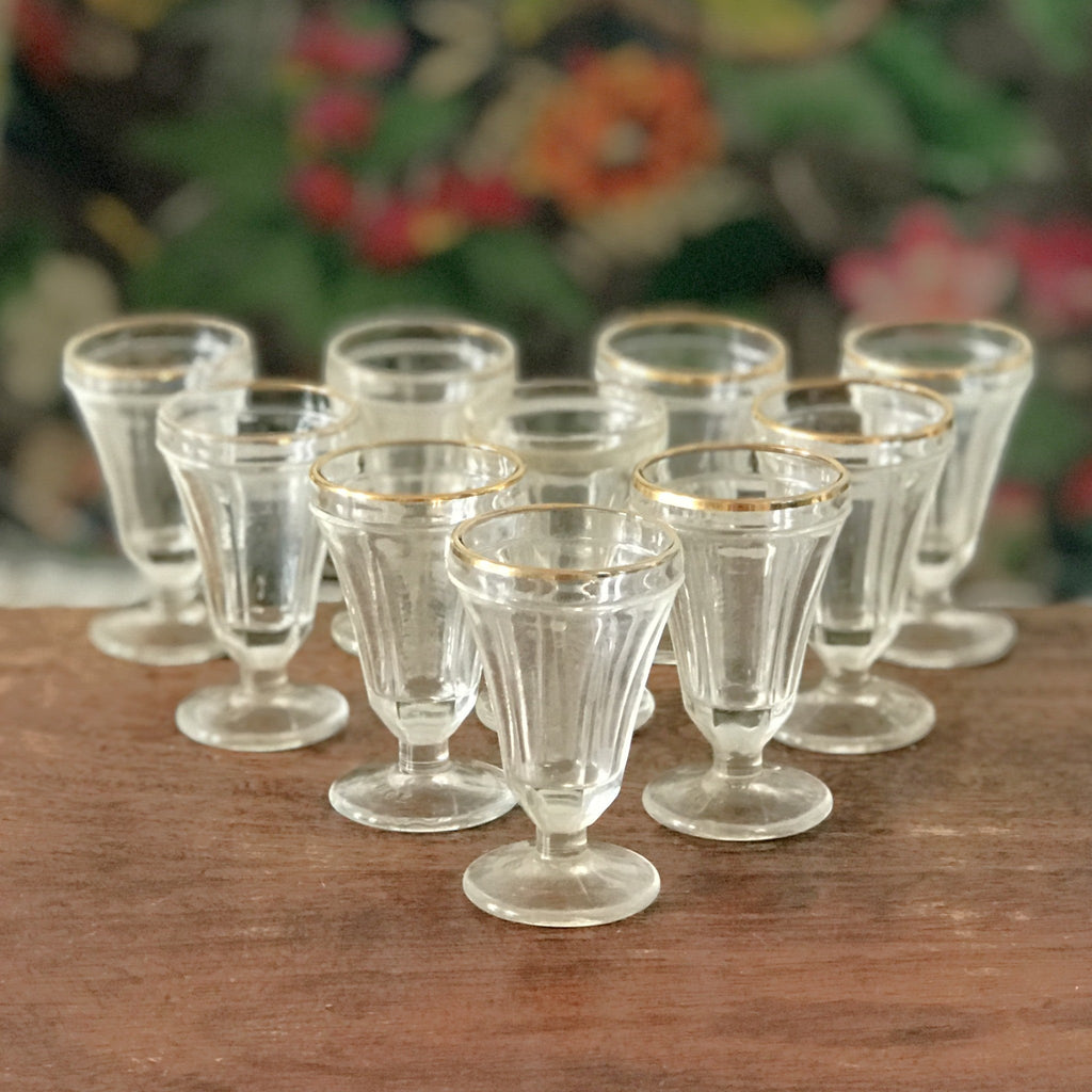 Lot de 10 petits verres à digestif ou à liqueur sur pied Art Déco en verre moulé liseré doré par Hello Broc brocante en ligne