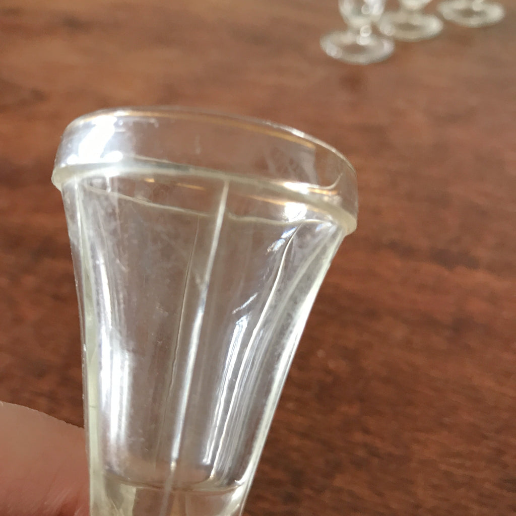 Lot de 10 petits verres à digestif ou à liqueur sur pied Art Déco en verre moulé liseré doré par Hello Broc brocante en ligne