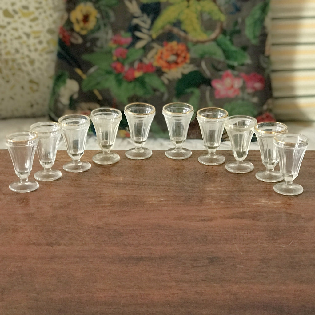 Lot de 10 petits verres à digestif ou à liqueur sur pied Art Déco en verre moulé liseré doré par Hello Broc brocante en ligne