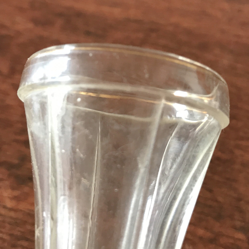 Lot de 10 petits verres à digestif ou à liqueur sur pied Art Déco en verre moulé liseré doré par Hello Broc brocante en ligne