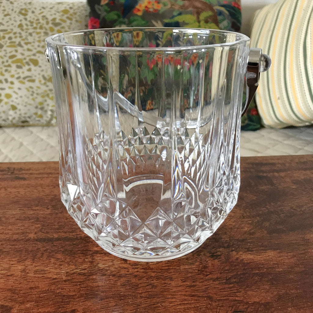 Seau à glace vintage paroi pointe de diamant en verre cristallin dans le goût de Cristal d'Arques anse en acier chromé par Hello Broc brocante en ligne