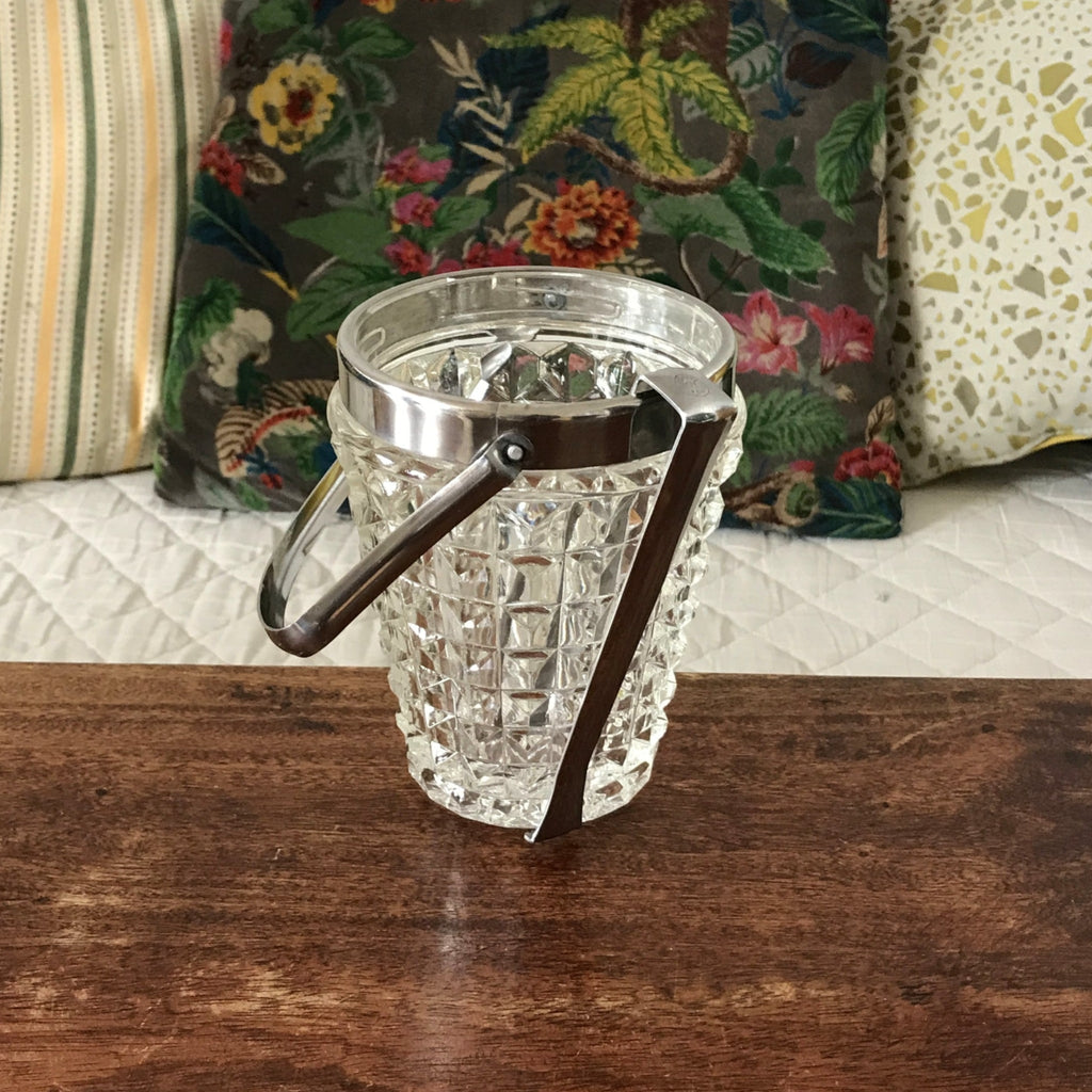 Seau à glace en verre moulé motifs pointe de diamant cerclage et pince à glaçon en inox années 50 / 60 par Hello Broc brocante en ligne