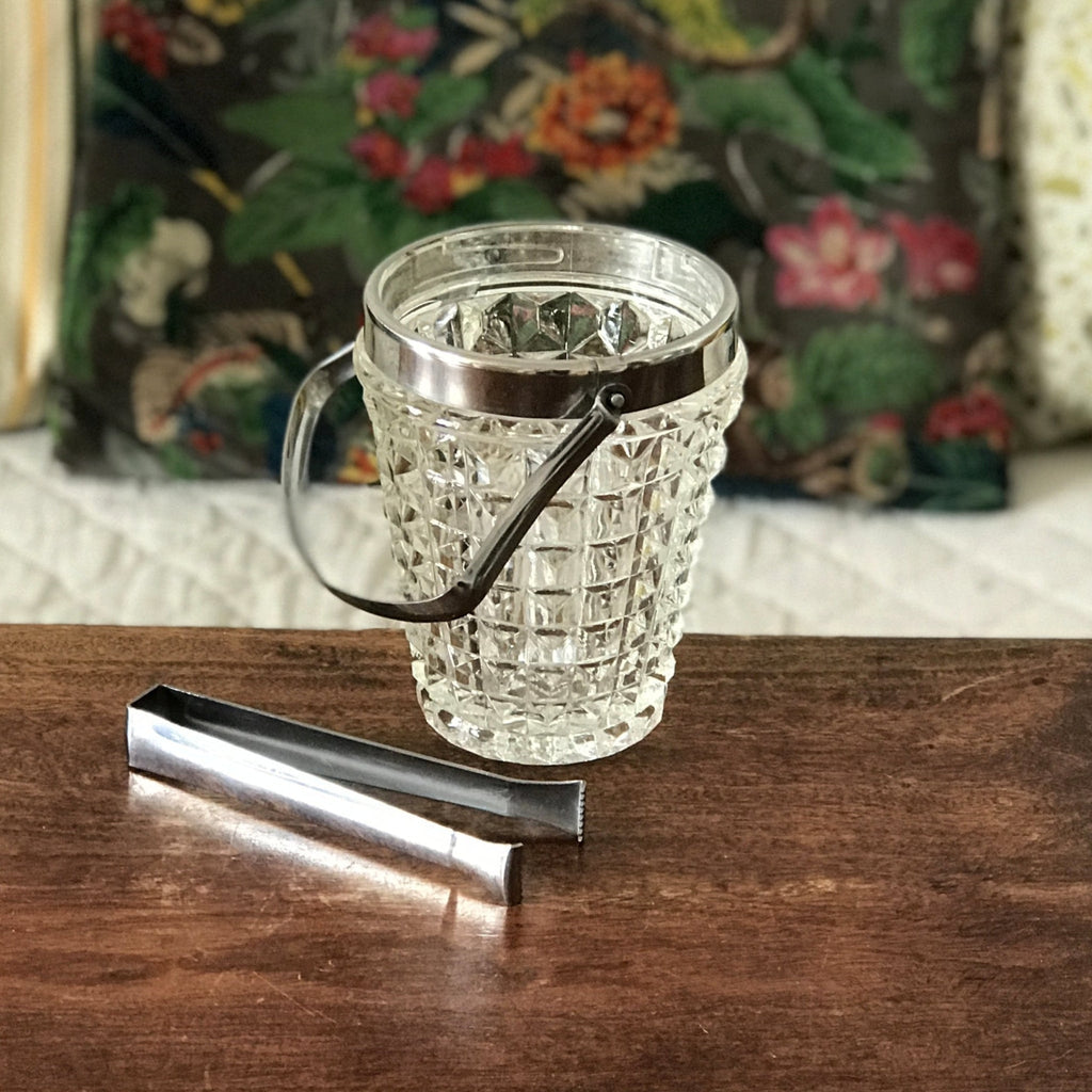Seau à glace en verre moulé motifs pointe de diamant cerclage et pince à glaçon en inox années 50 / 60 par Hello Broc brocante en ligne