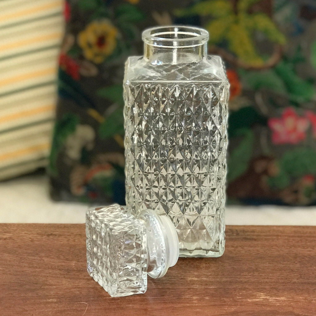 Carafe à whisky verre moulé pointe de diamant bouchon carré par Hello Broc brocante en ligne
