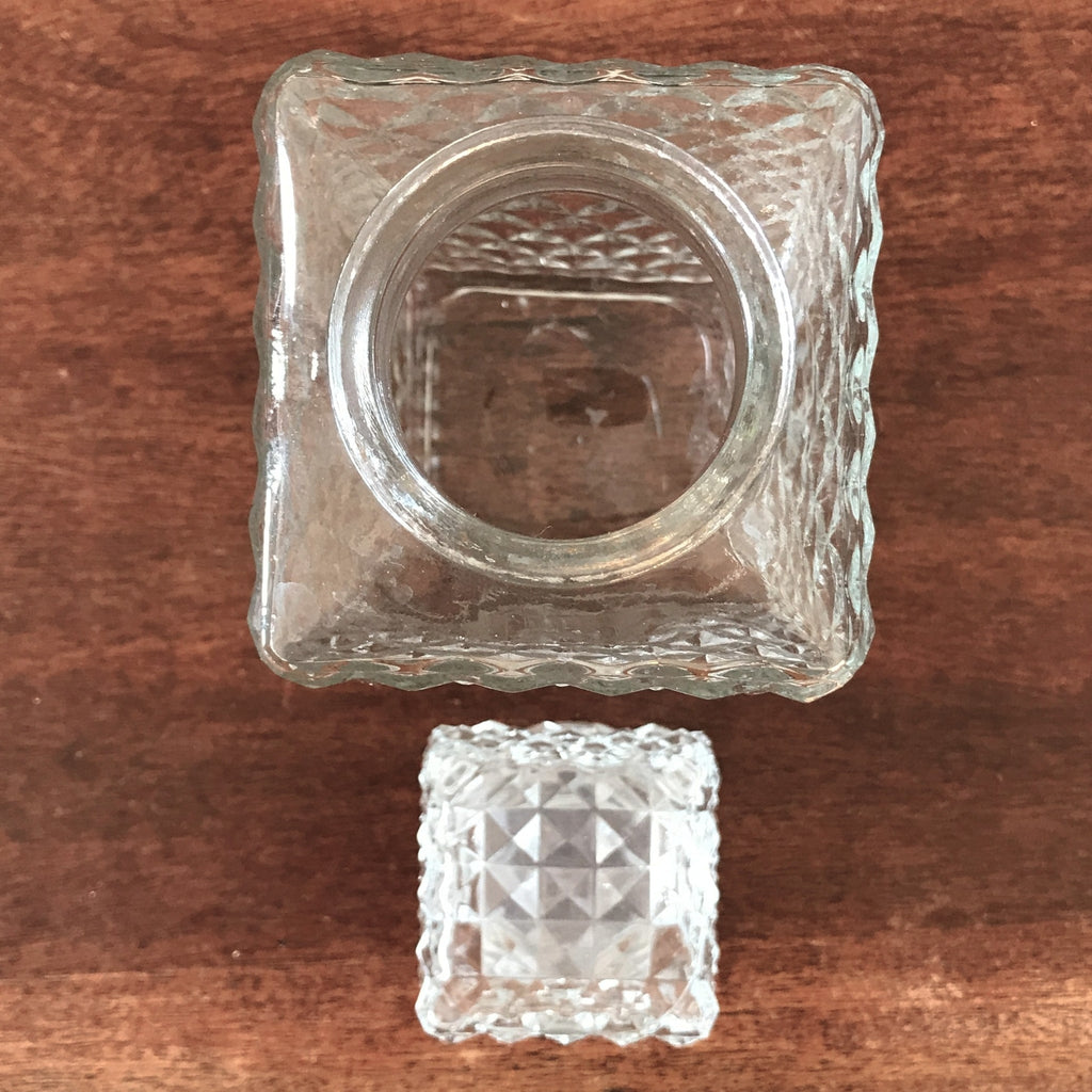 Carafe à whisky verre moulé pointe de diamant bouchon carré par Hello Broc brocante en ligne