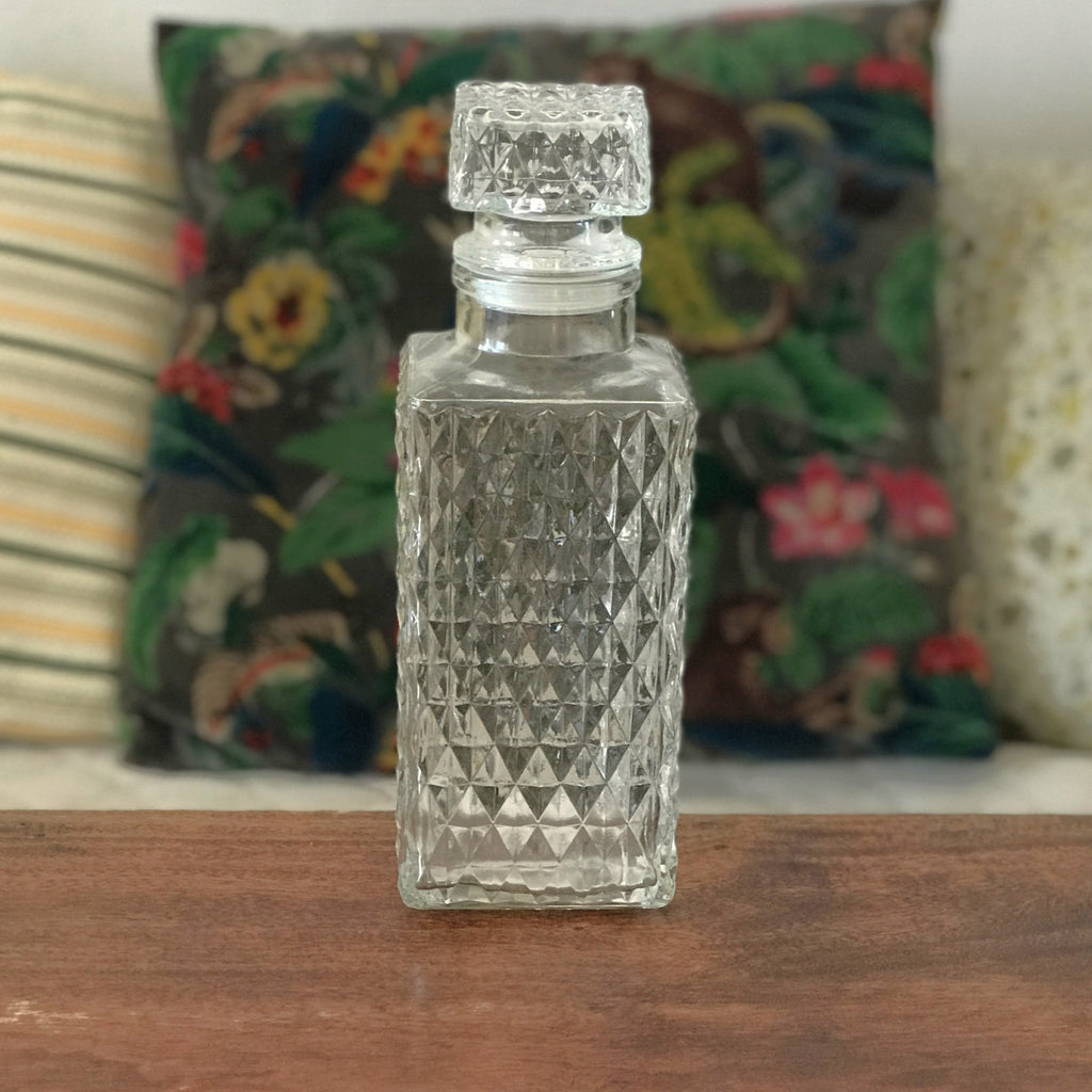 Carafe à whisky verre moulé pointe de diamant bouchon carré par Hello Broc brocante en ligne