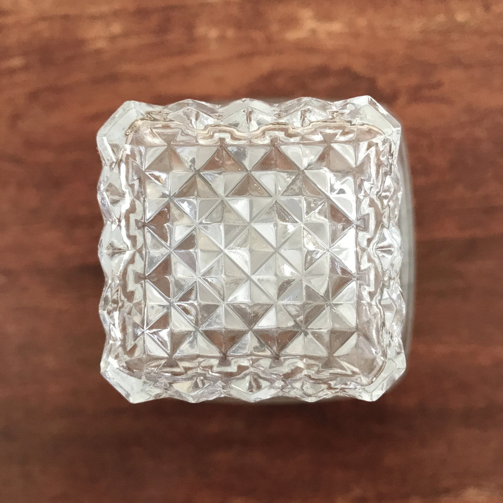 Carafe à whisky verre moulé pointe de diamant bouchon carré par Hello Broc brocante en ligne