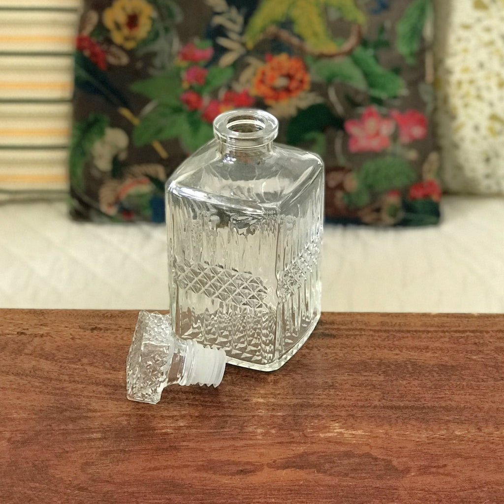 Carafe à whisky verre moulé pointe de diamant bouchon carré par Hello Broc brocante en ligne