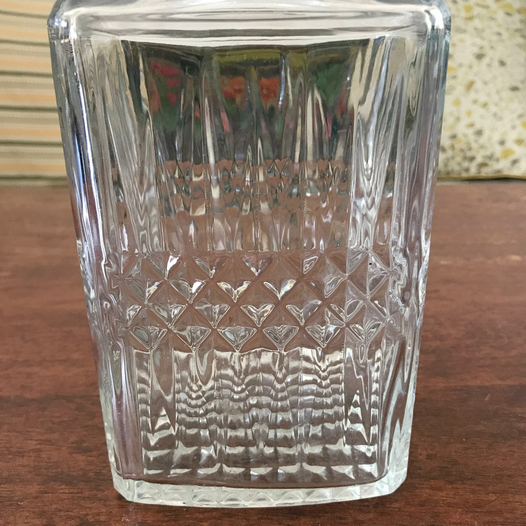 Carafe à whisky verre moulé pointe de diamant bouchon carré par Hello Broc brocante en ligne