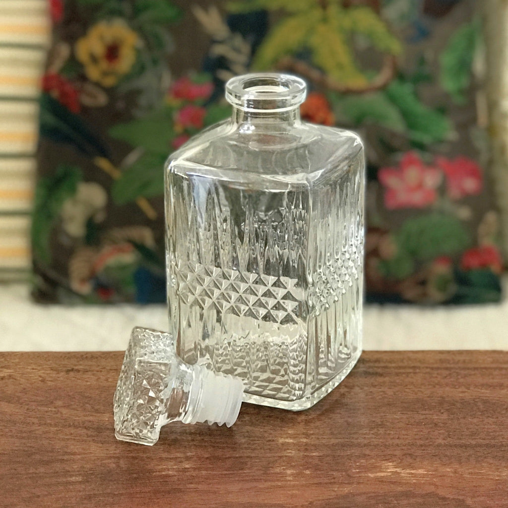 Carafe à whisky verre moulé pointe de diamant bouchon carré par Hello Broc brocante en ligne