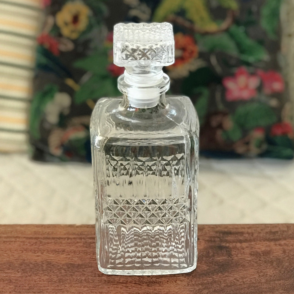 Carafe à whisky verre moulé pointe de diamant bouchon carré par Hello Broc brocante en ligne