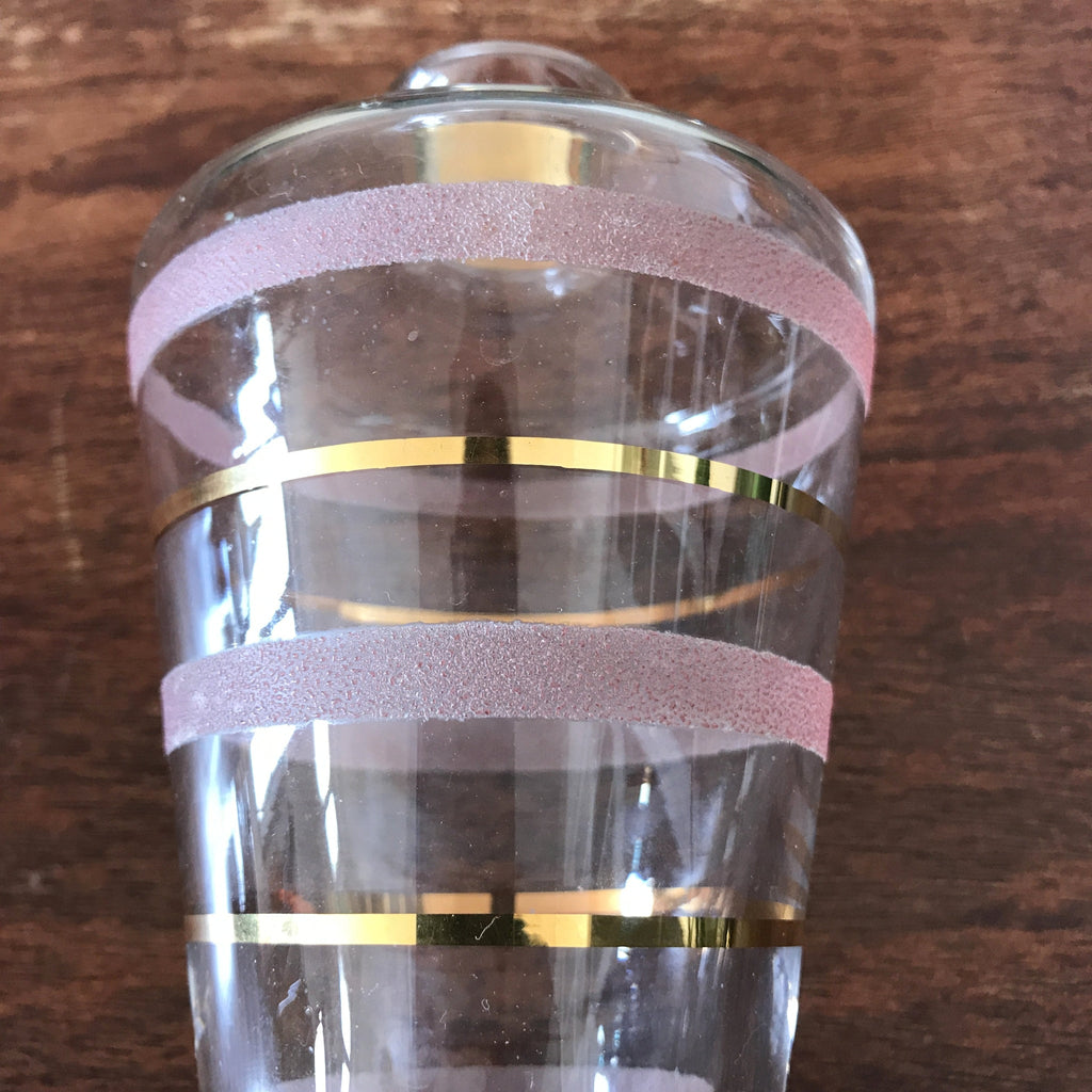 Carafon vintage années 50 décor stries granité rose et liserés dorés contenance de 0,4 litres par Hello Broc brocante en ligne