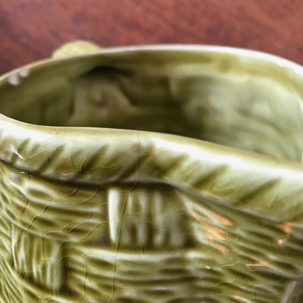 Pichet en céramique barbotine verte imitant de l'osier tressé Digoin Sarreguemines France par Hello Broc brocante en ligne