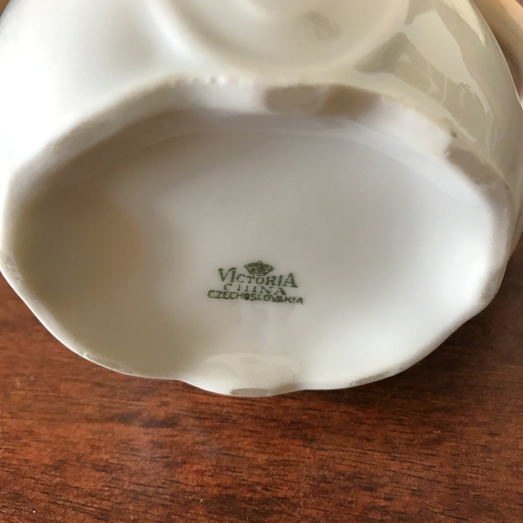 Pichet pot à lait en porcelaine tchèque Victoria China Czechoslovakia par Hello Broc brocante en ligne