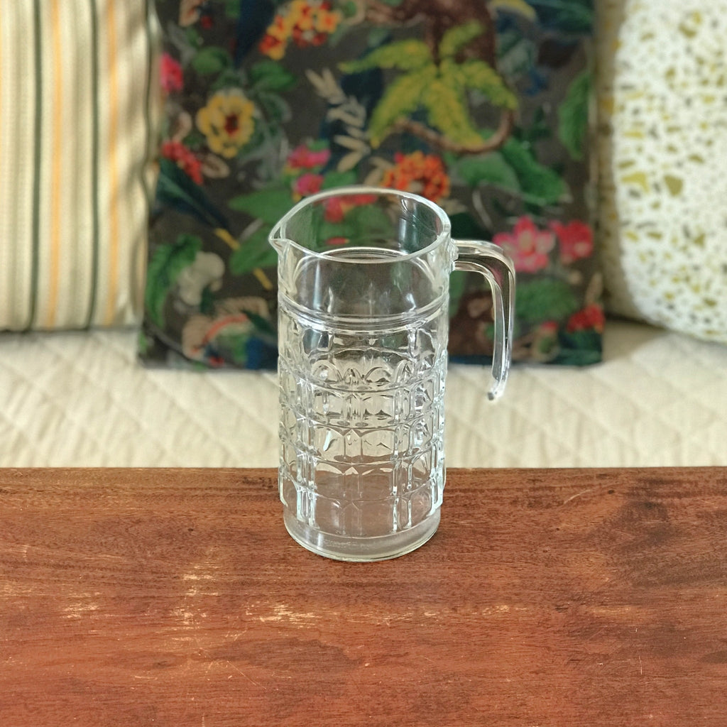 Pichet droit vintage en verre moulé quadrillé contenance 1 litre par Hello Broc brocante en ligne