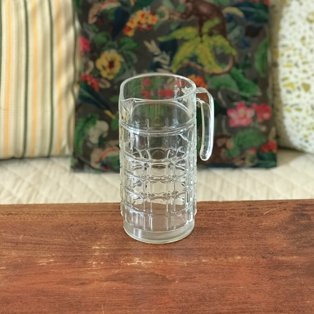 Pichet droit vintage en verre moulé quadrillé contenance 1 litre par Hello Broc brocante en ligne