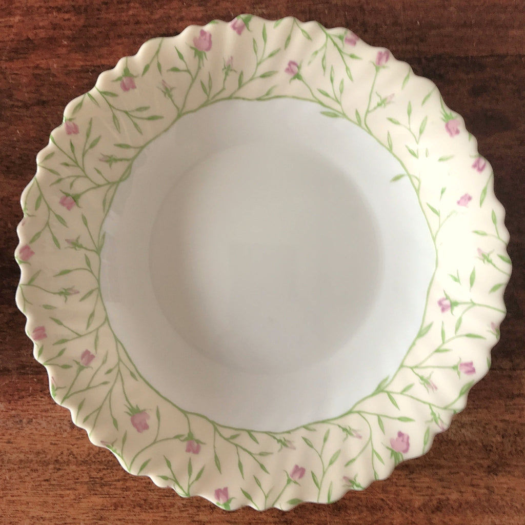 Lot de 5 assiettes creuses ou à soupe vintage Luminarc verre opalin blanc décor fleurs mauves sur fond jaune pâle par Hello Broc brocante en ligne