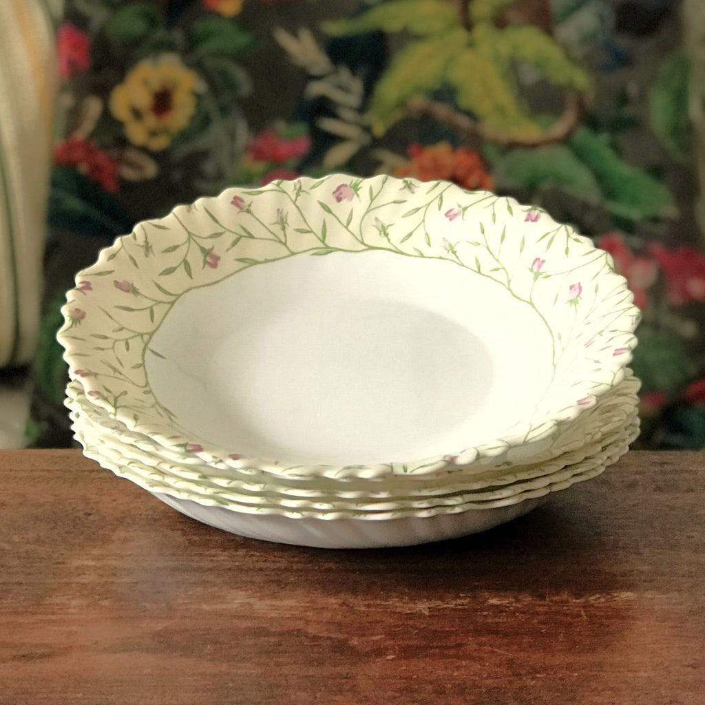Lot de 5 assiettes creuses ou à soupe vintage Luminarc verre opalin blanc décor fleurs mauves sur fond jaune pâle par Hello Broc brocante en ligne