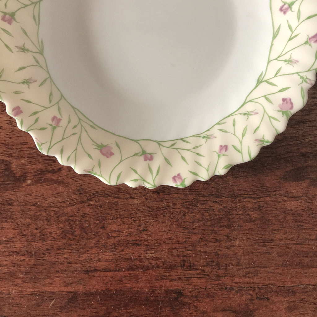 Lot de 5 assiettes creuses ou à soupe vintage Luminarc verre opalin blanc décor fleurs mauves sur fond jaune pâle par Hello Broc brocante en ligne