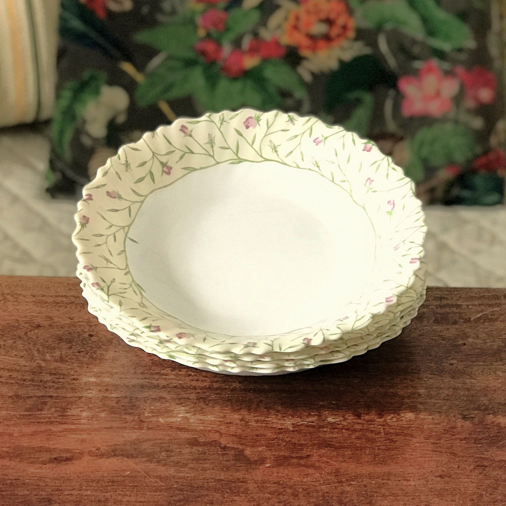 Lot de 5 assiettes creuses ou à soupe vintage Luminarc verre opalin blanc décor fleurs mauves sur fond jaune pâle par Hello Broc brocante en ligne