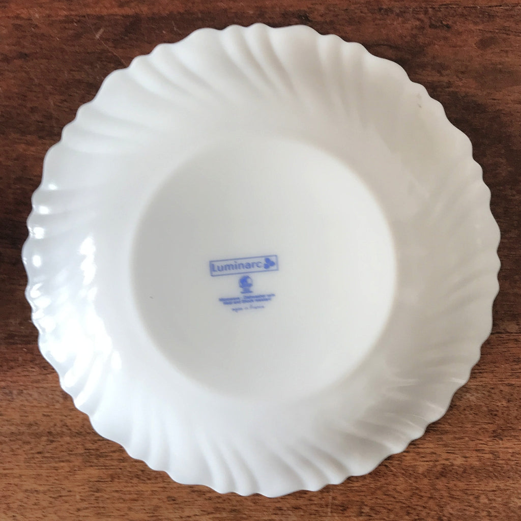 Lot de 5 assiettes creuses ou à soupe vintage Luminarc verre opalin blanc décor fleurs mauves sur fond jaune pâle par Hello Broc brocante en ligne