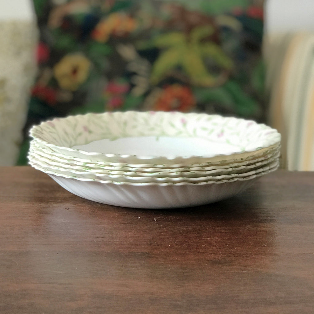 Lot de 6 assiettes à soupe vintage Luminarc verre opalin blanc décor fleurs mauves sur fond jaune pâle par Hello Broc brocante en ligne