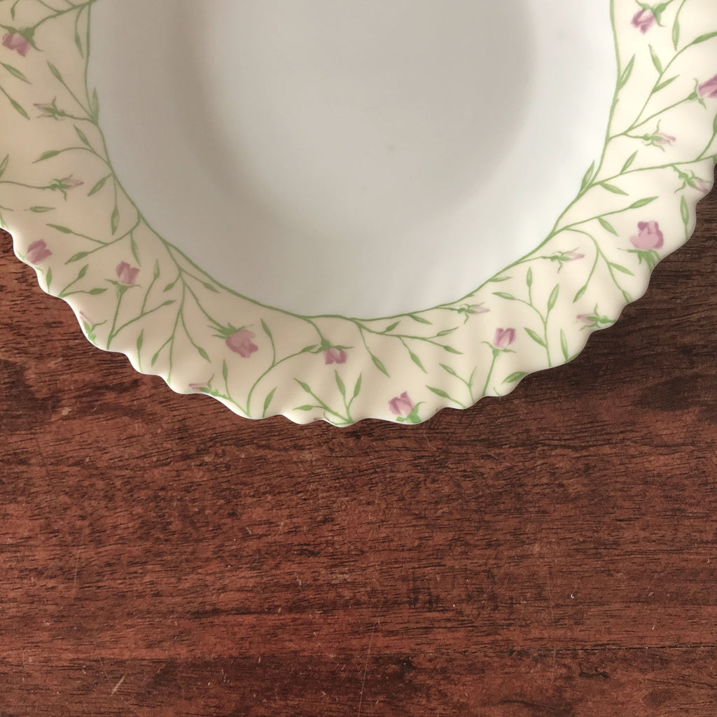 Lot de 6 assiettes à soupe vintage Luminarc verre opalin blanc décor fleurs mauves sur fond jaune pâle par Hello Broc brocante en ligne