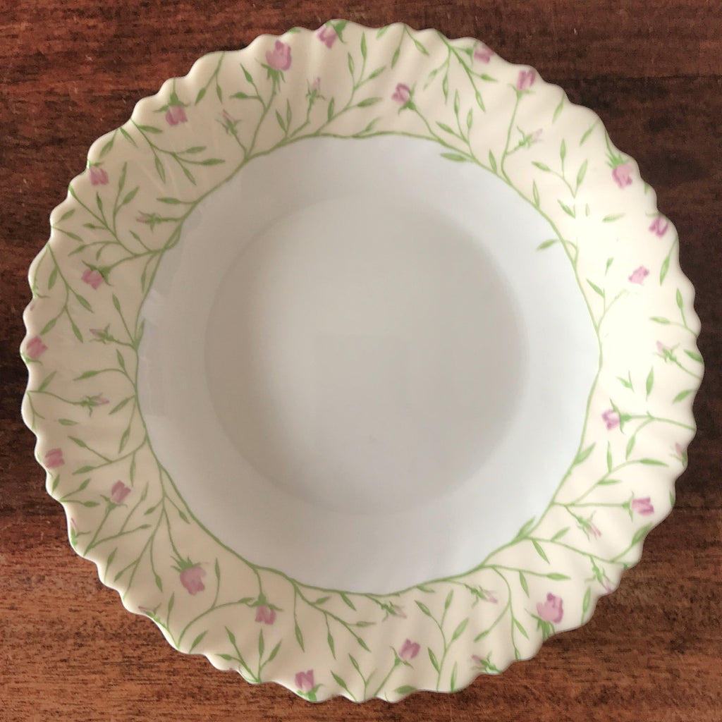 Lot de 6 assiettes à soupe vintage Luminarc verre opalin blanc décor fleurs mauves sur fond jaune pâle par Hello Broc brocante en ligne