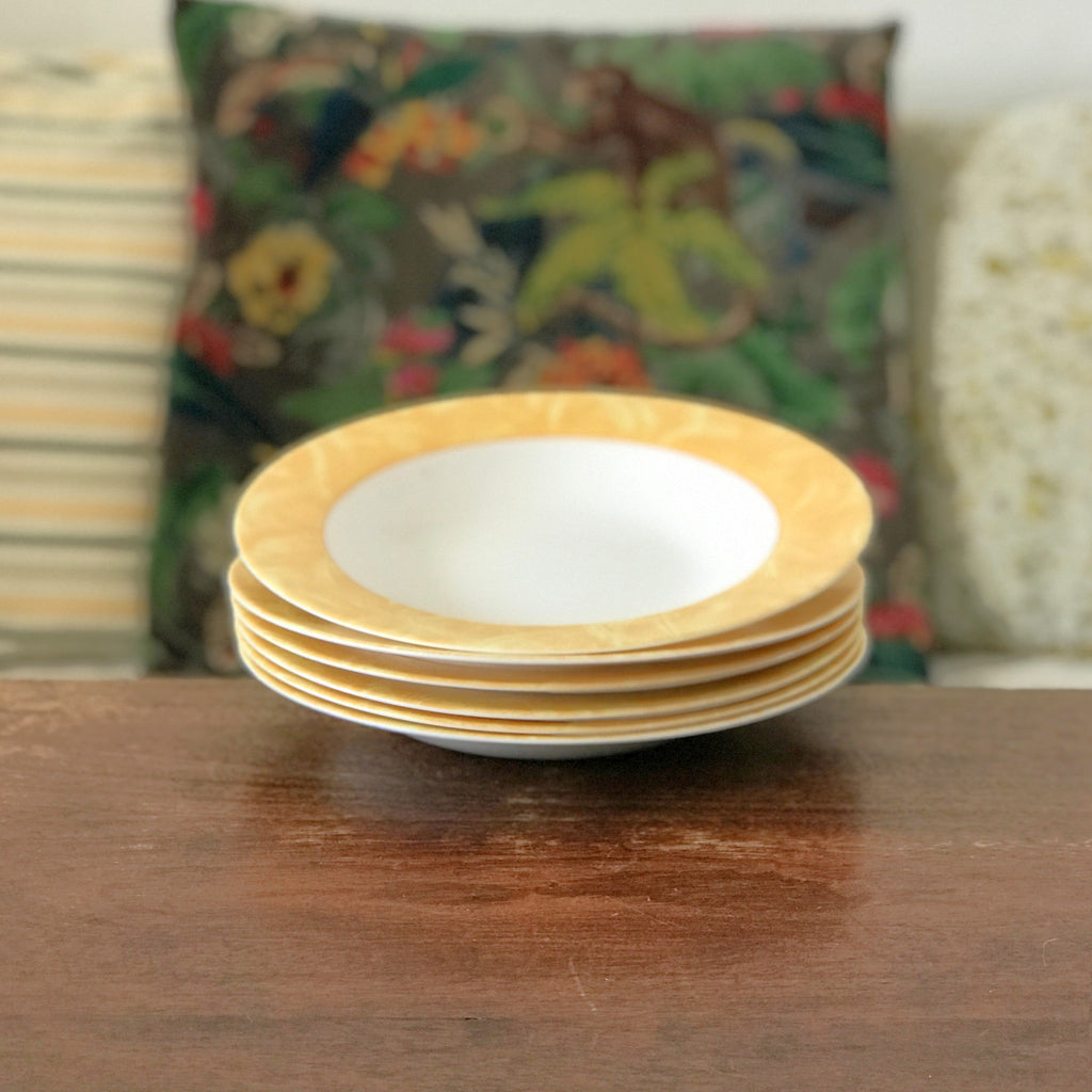 Lot de 6 assiettes à soupe en opaline blanche et orange Esso par Hello Broc brocante en ligne