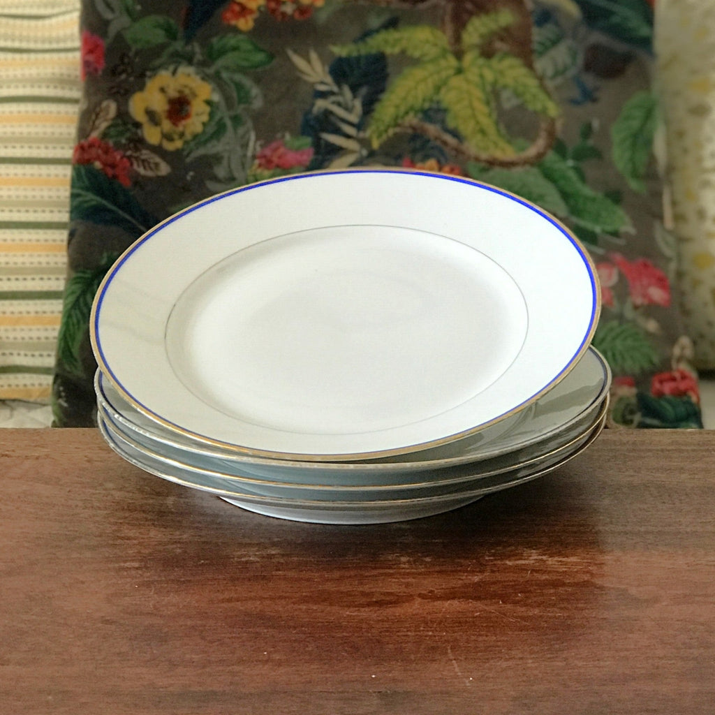 Lot de 4 assiettes plates en porcelaine blanche de Limoges liserés doré et bleu UML France par Hello Broc brocante en ligne