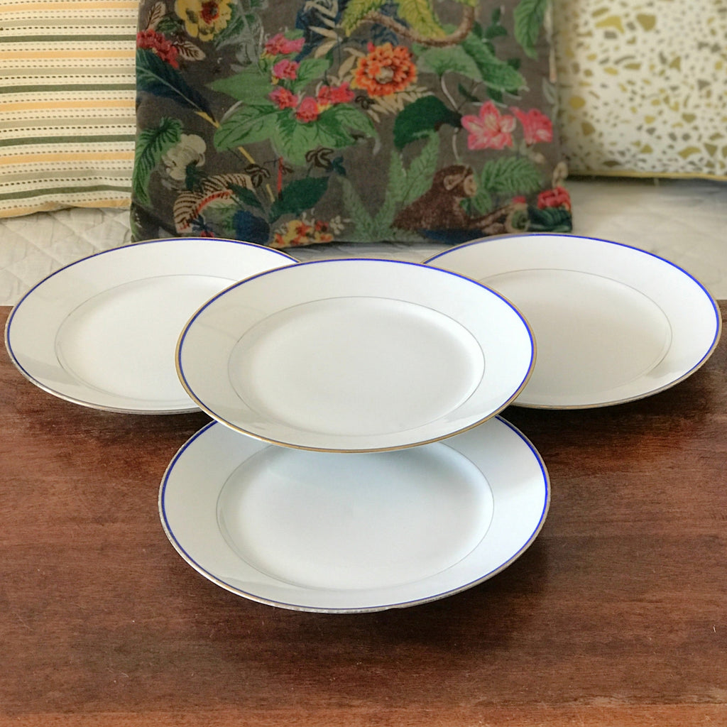 Lot de 4 assiettes plates en porcelaine blanche de Limoges liserés doré et bleu UML France par Hello Broc brocante en ligne