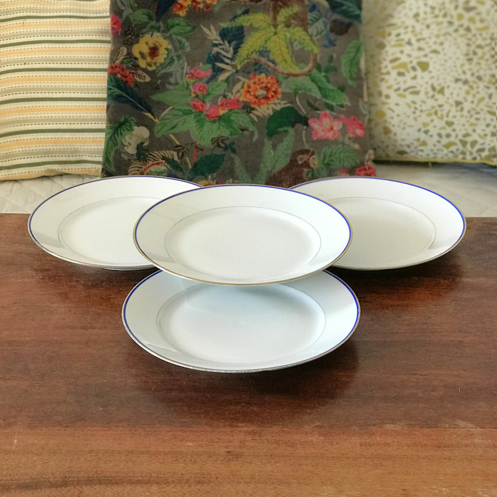 Lot de 4 assiettes plates en porcelaine blanche de Limoges liserés doré et bleu UML France par Hello Broc brocante en ligne
