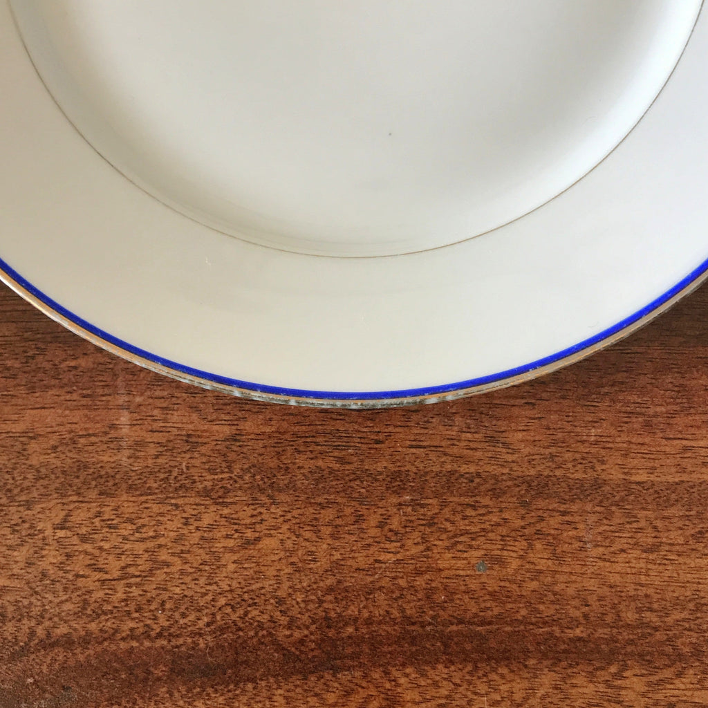 Lot de 4 assiettes plates en porcelaine blanche de Limoges liserés doré et bleu UML France par Hello Broc brocante en ligne