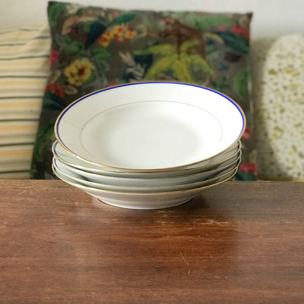 Lot de 5 assiettes creuses en porcelaine blanche de Limoges liserés doré et bleu UML France par Hello Broc brocante en ligne