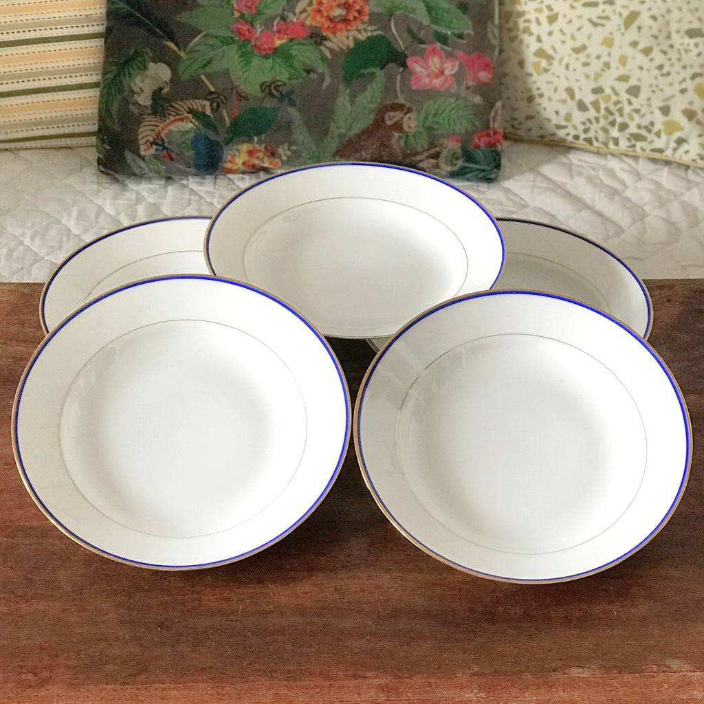 Lot de 5 assiettes creuses en porcelaine blanche de Limoges liserés doré et bleu UML France par Hello Broc brocante en ligne
