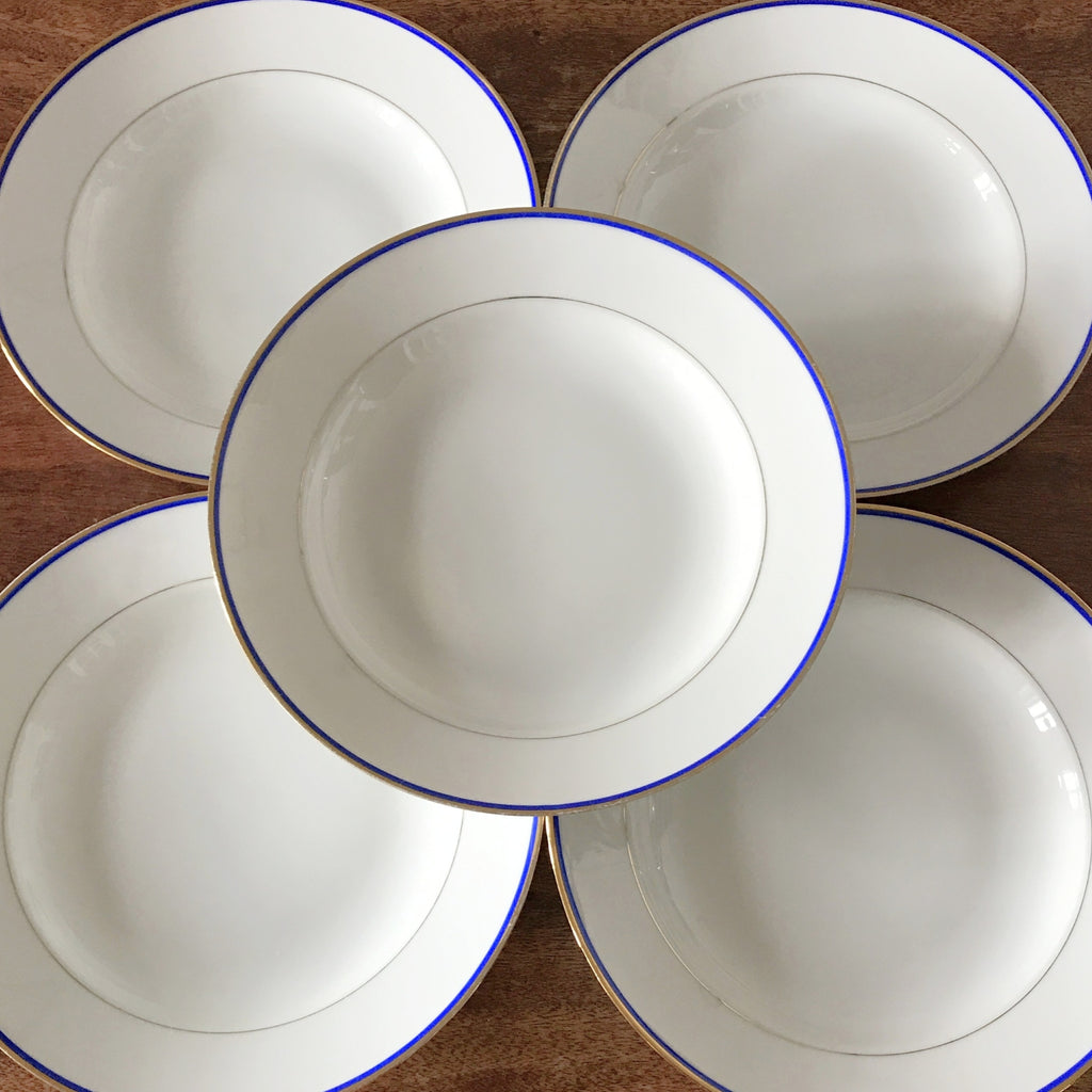 Lot de 5 assiettes creuses en porcelaine blanche de Limoges liserés doré et bleu UML France par Hello Broc brocante en ligne