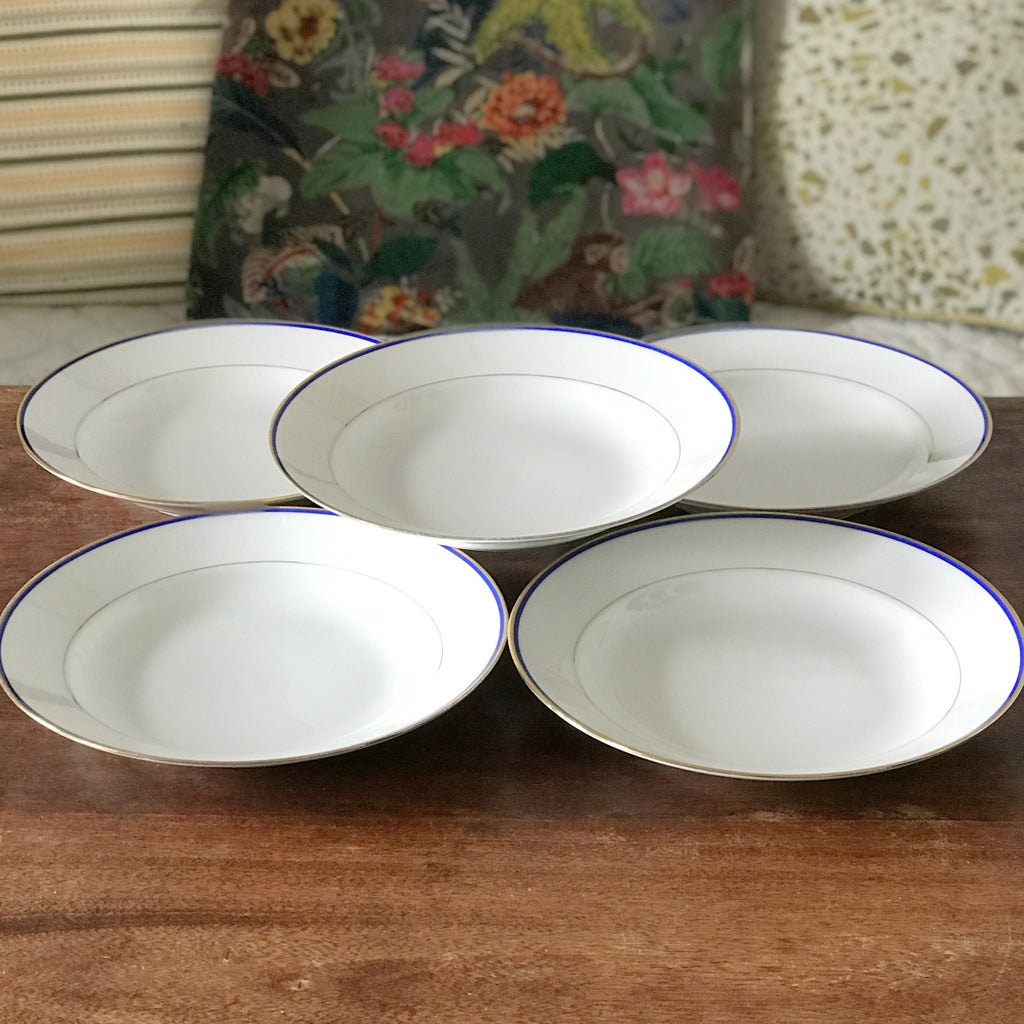Lot de 5 assiettes creuses en porcelaine blanche de Limoges liserés doré et bleu UML France par Hello Broc brocante en ligne