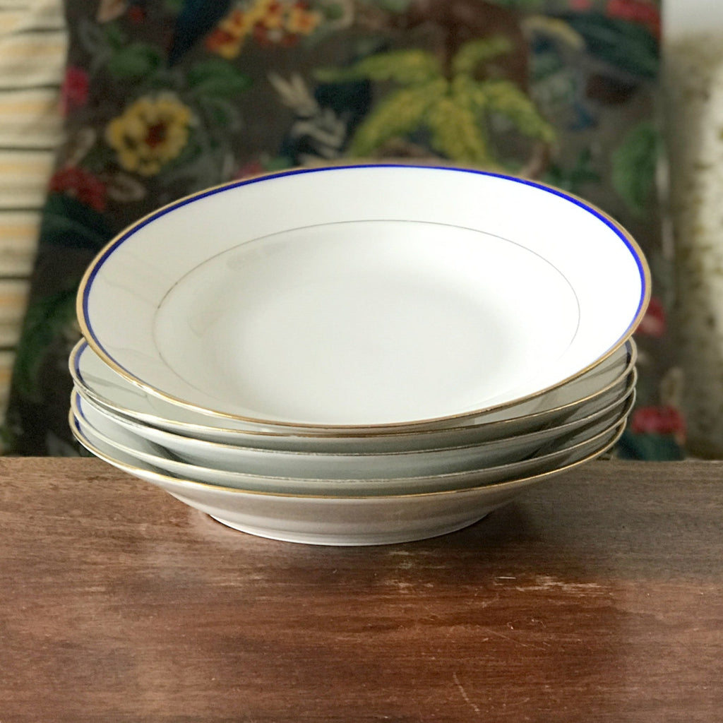 Lot de 5 assiettes creuses en porcelaine blanche de Limoges liserés doré et bleu UML France par Hello Broc brocante en ligne