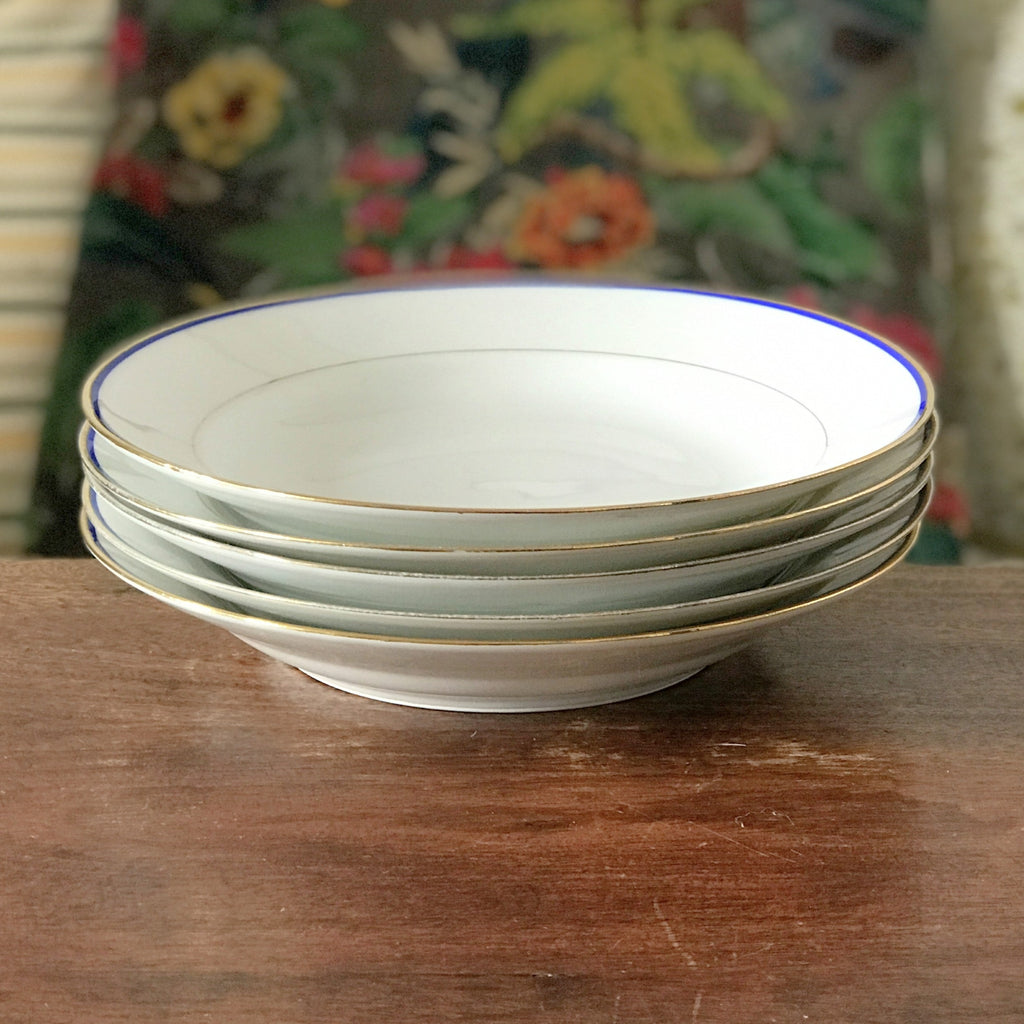 Lot de 5 assiettes creuses en porcelaine blanche de Limoges liserés doré et bleu UML France par Hello Broc brocante en ligne