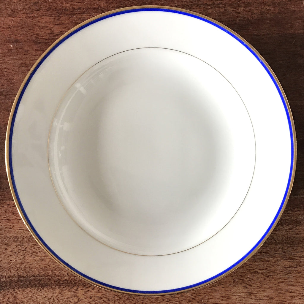 Lot de 5 assiettes creuses en porcelaine blanche de Limoges liserés doré et bleu UML France par Hello Broc brocante en ligne