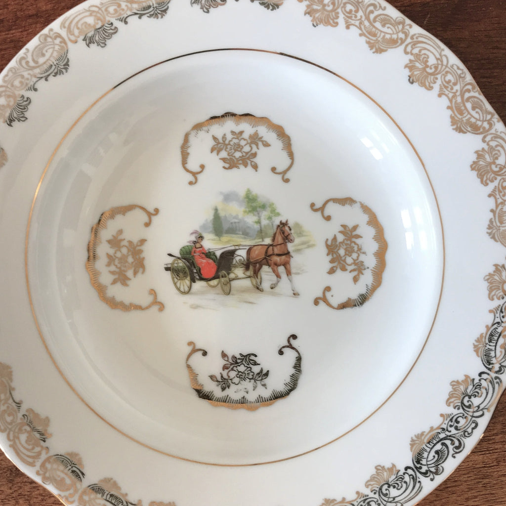 Ensemble de 6 assiettes creuses dorée décor calèche attribué à Porcelaine du Berry par Hello Broc brocante en ligne