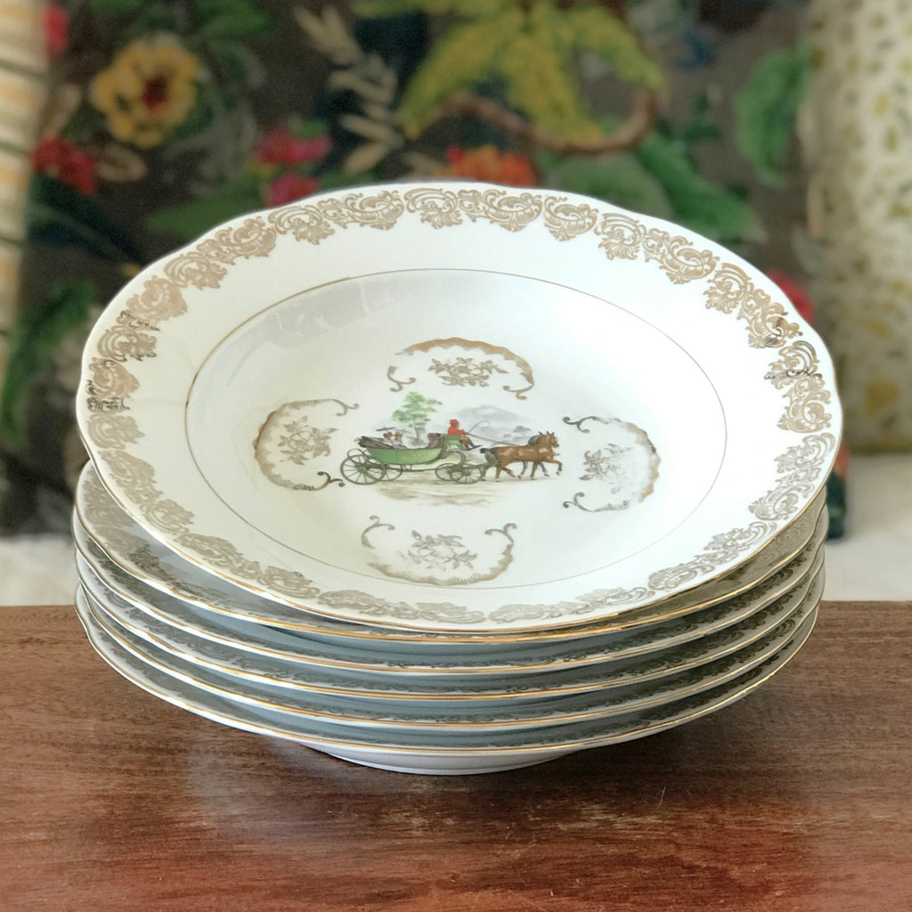 Ensemble de 6 assiettes creuses dorée décor calèche attribué à Porcelaine du Berry par Hello Broc brocante en ligne