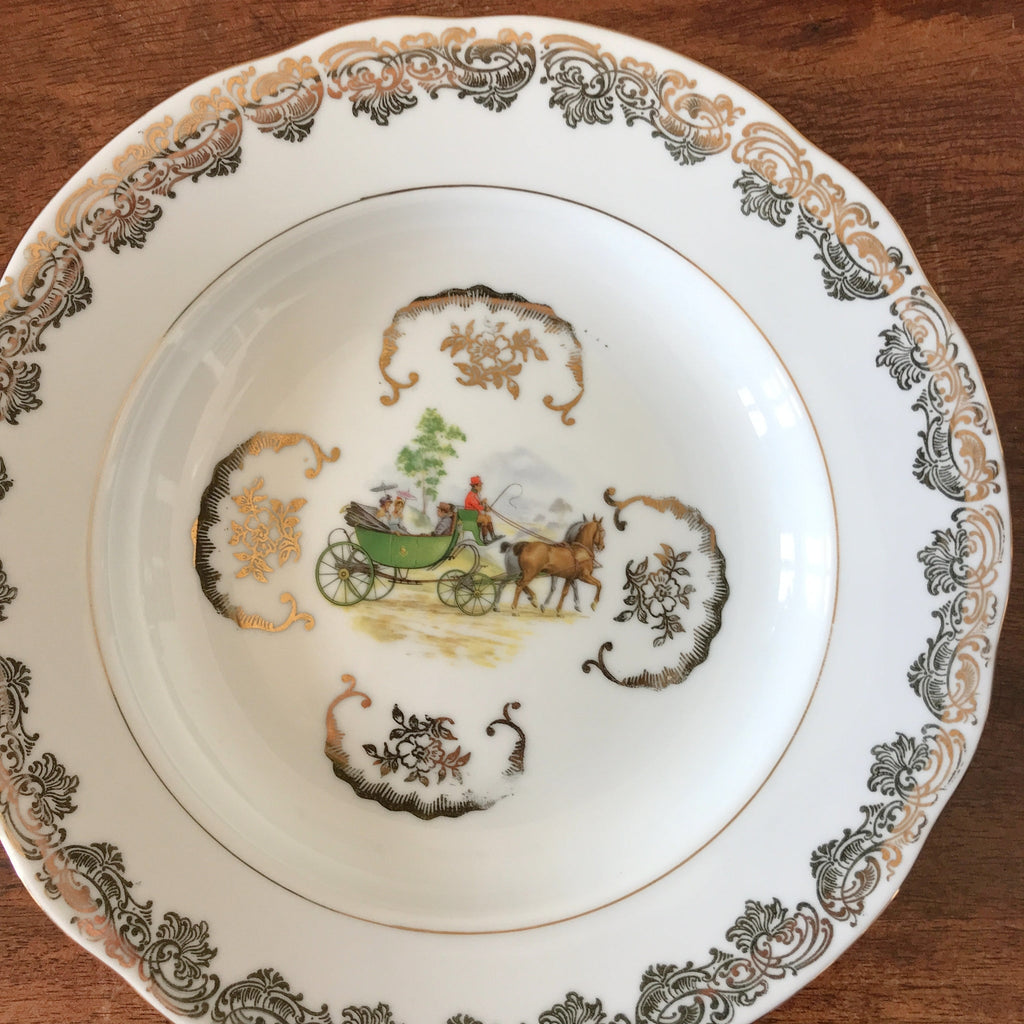 Ensemble de 6 assiettes creuses dorée décor calèche attribué à Porcelaine du Berry par Hello Broc brocante en ligne