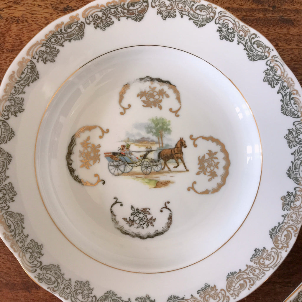 Ensemble de 6 assiettes creuses dorée décor calèche attribué à Porcelaine du Berry par Hello Broc brocante en ligne