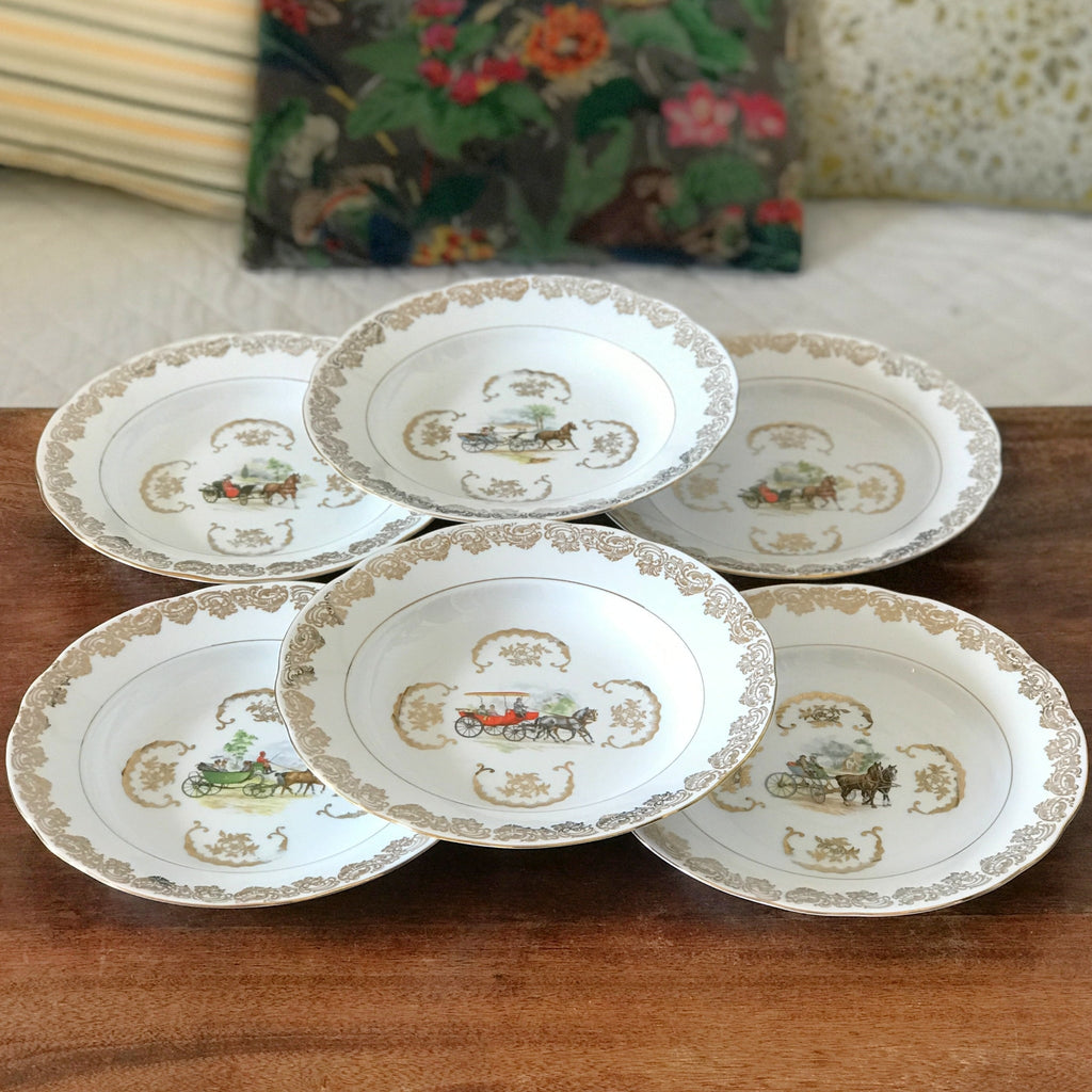 Ensemble de 6 assiettes creuses dorée décor calèche attribué à Porcelaine du Berry par Hello Broc brocante en ligne