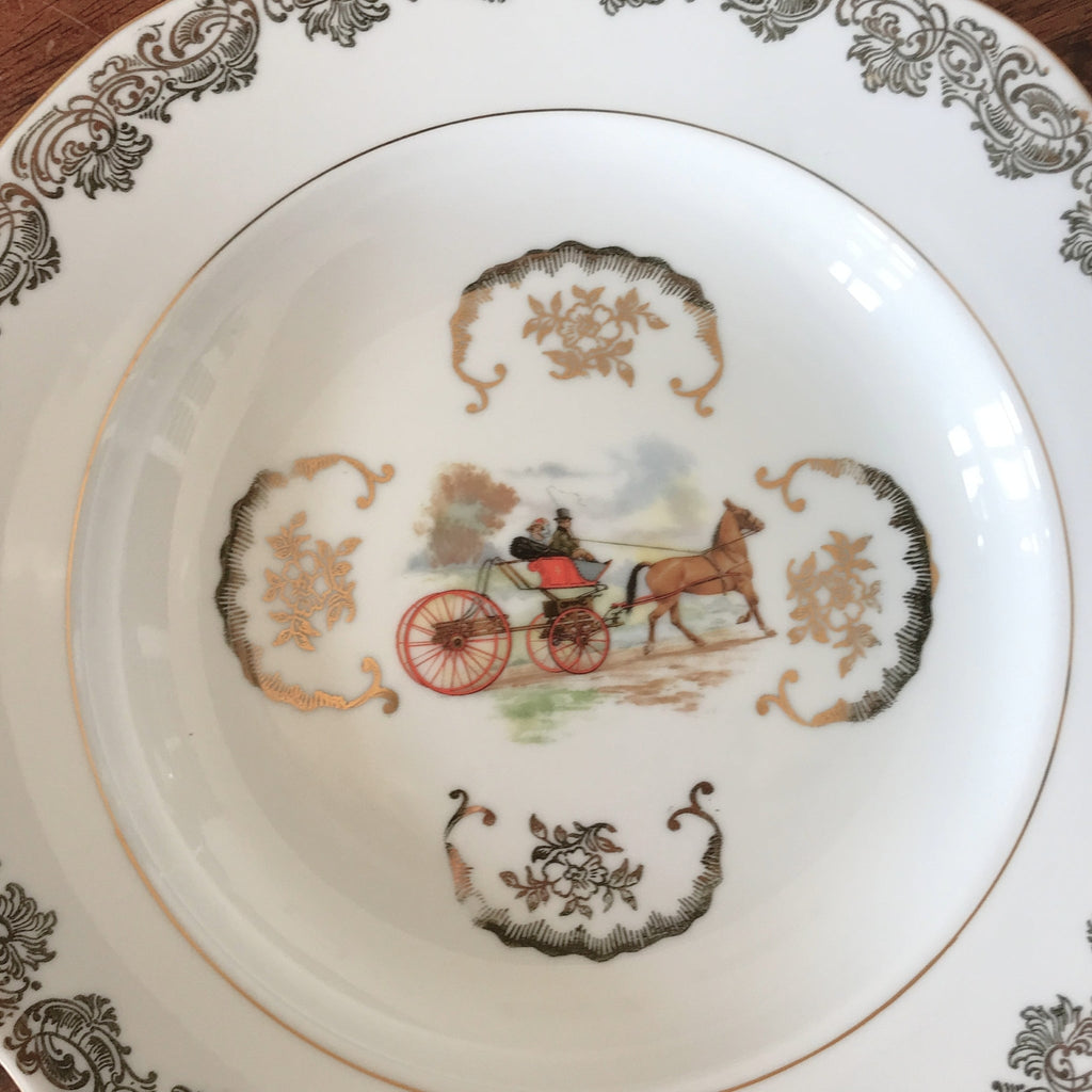Ensemble de 6 assiettes creuses dorée décor calèche attribué à Porcelaine du Berry par Hello Broc brocante en ligne