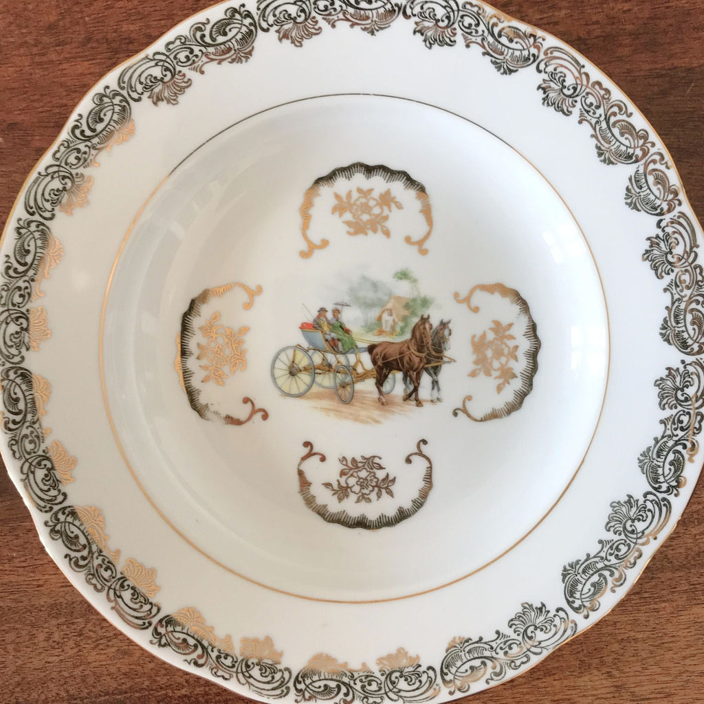Ensemble de 6 assiettes creuses dorée décor calèche attribué à Porcelaine du Berry par Hello Broc brocante en ligne