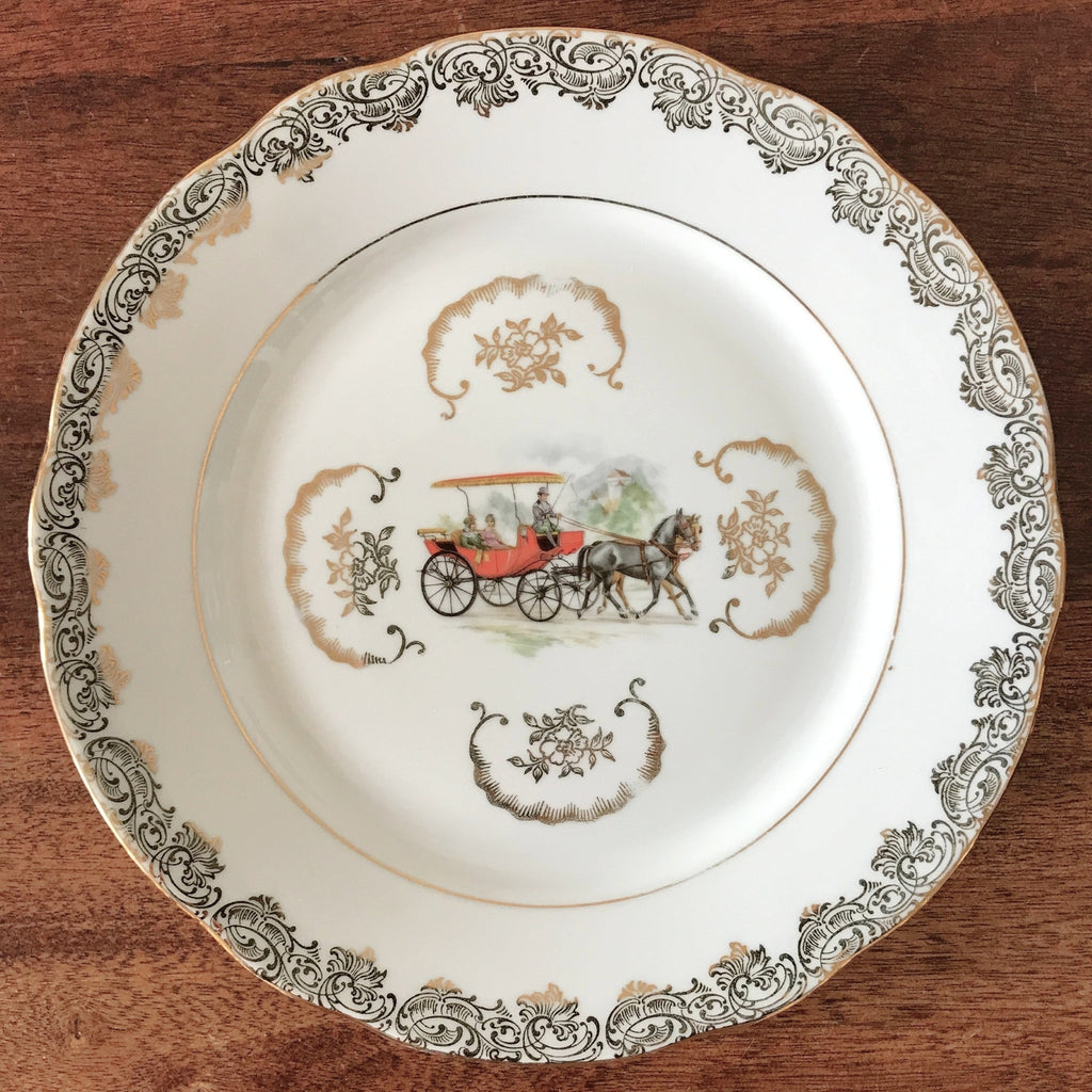 Lot de 6 assiettes plates dorée décor calèche attribué à Porcelaine du Berry par Hello Broc brocante en ligne