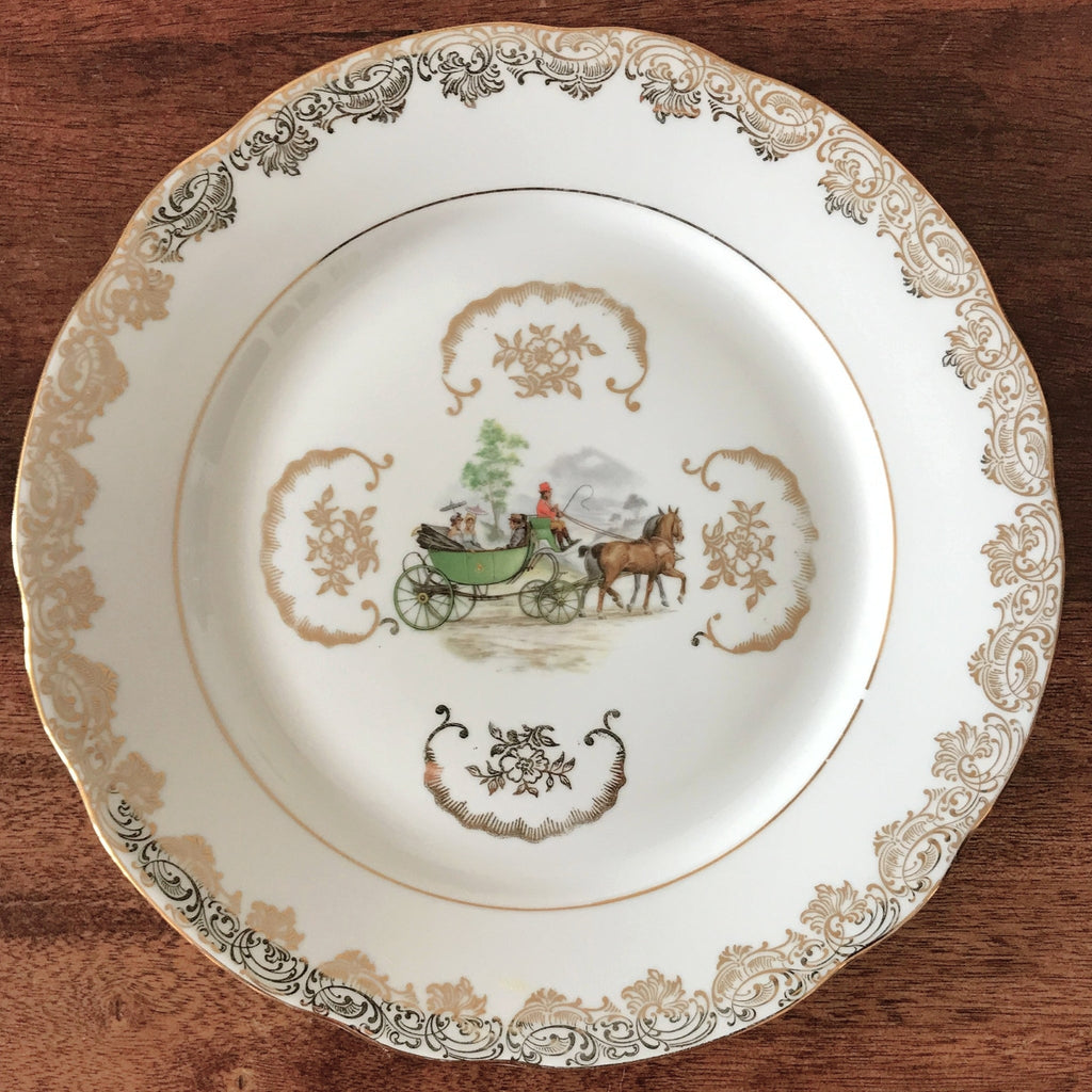 Lot de 6 assiettes plates dorée décor calèche attribué à Porcelaine du Berry par Hello Broc brocante en ligne
